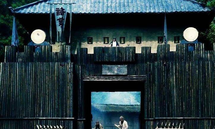 马谡此人,华而不实,只会空谈兵书,不会结合实际,最终被张郃打败,丢失