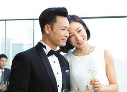 如今,郭晋安不仅事业成功,婚后生活十分幸福,已经是一儿一女,尤其是