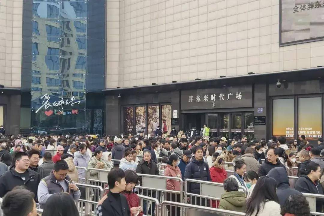 胖东来处罚来了:将小姑娘开除!网友质疑:不就一根面条?