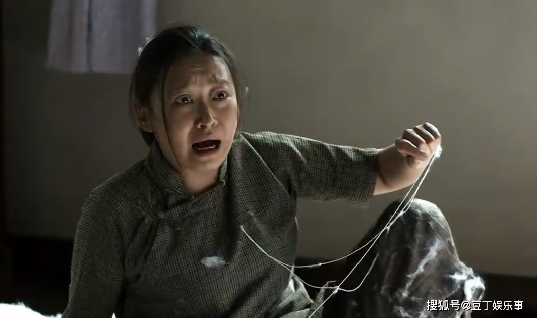 还在中戏读大二我们就出演了张艺谋自己执导的电影《活着》,饰演哑女