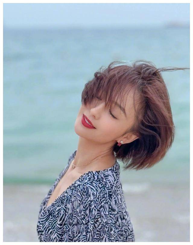 佟丽娅情人节甜美晒美照,青春气息弥漫,令人着迷.