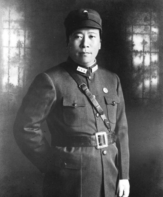 虎城将军大叫了一声,杨进兴立即用一块毛巾蒙住了他的嘴,随后特务们