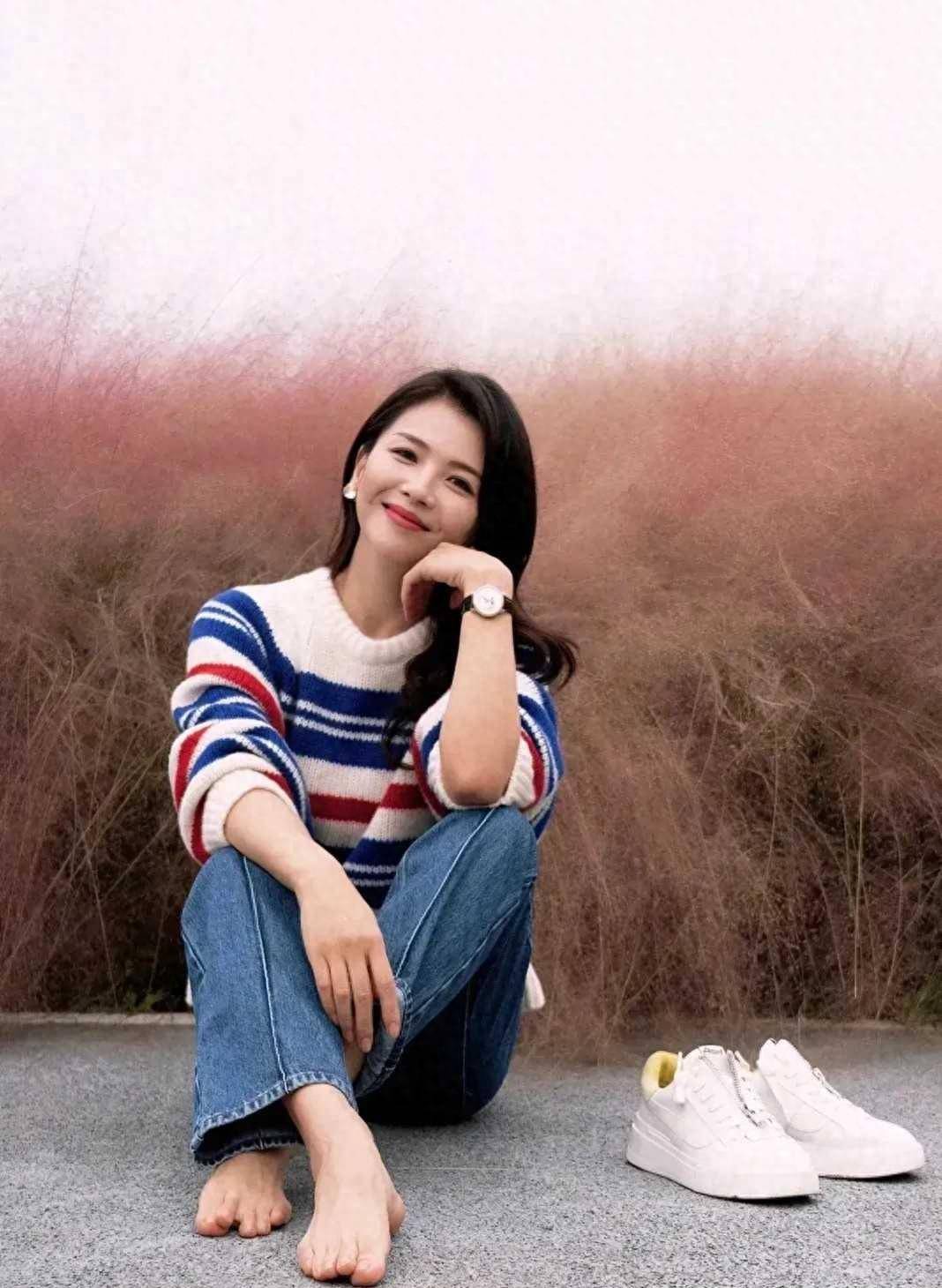 刘涛美是美,但是美中不足的是她双脚,怎么看着脚趾头很别扭,像