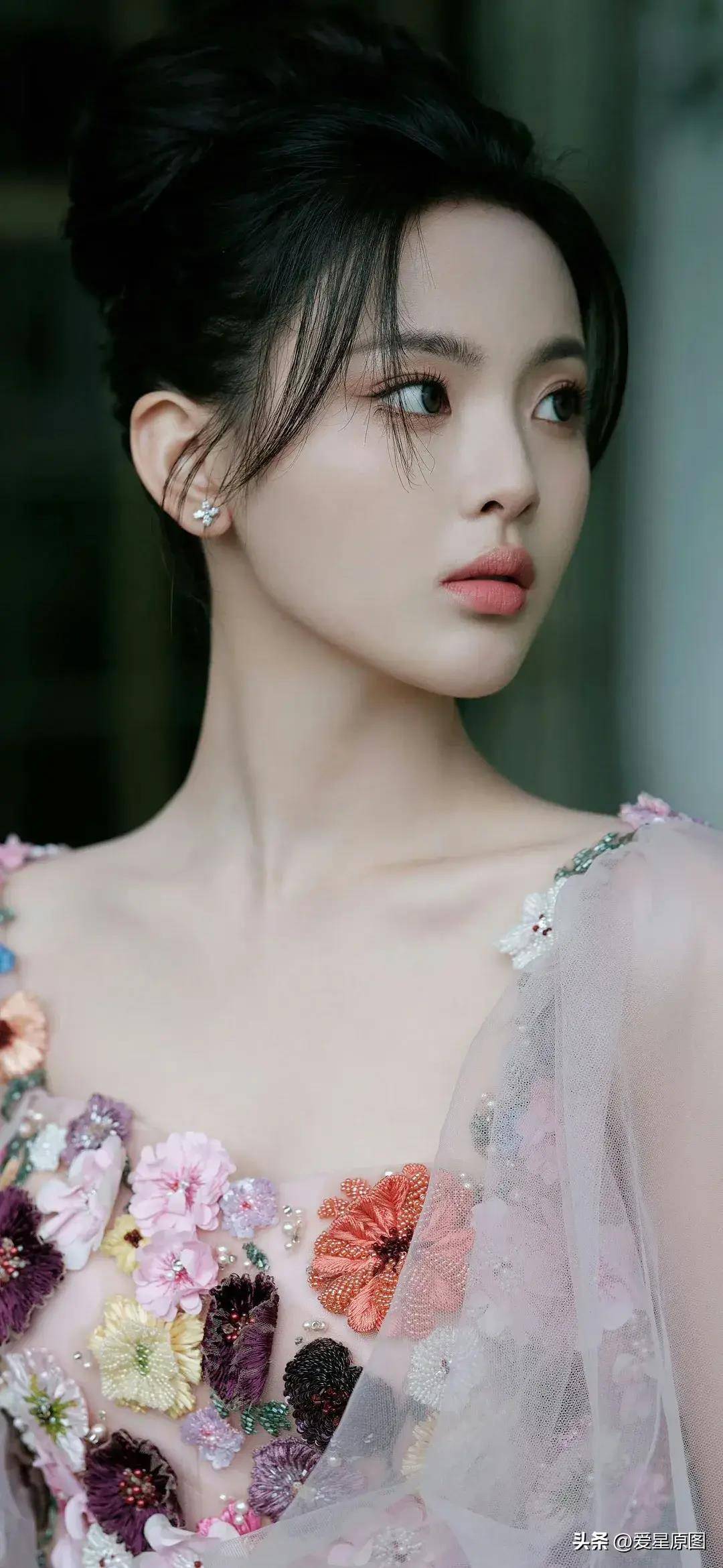 杨超越各个时期经典的艺术超清原图写真壁纸七十七张供广大朋友们欣赏