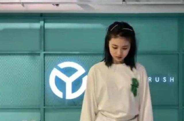 汪峰大女儿小苹果热舞,站c位又美又飒,身材火辣嘻哈范