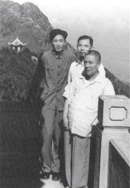 一年后,曹聚仁和父亲表明了自己的想法,要和王春翠结婚,父母是非常