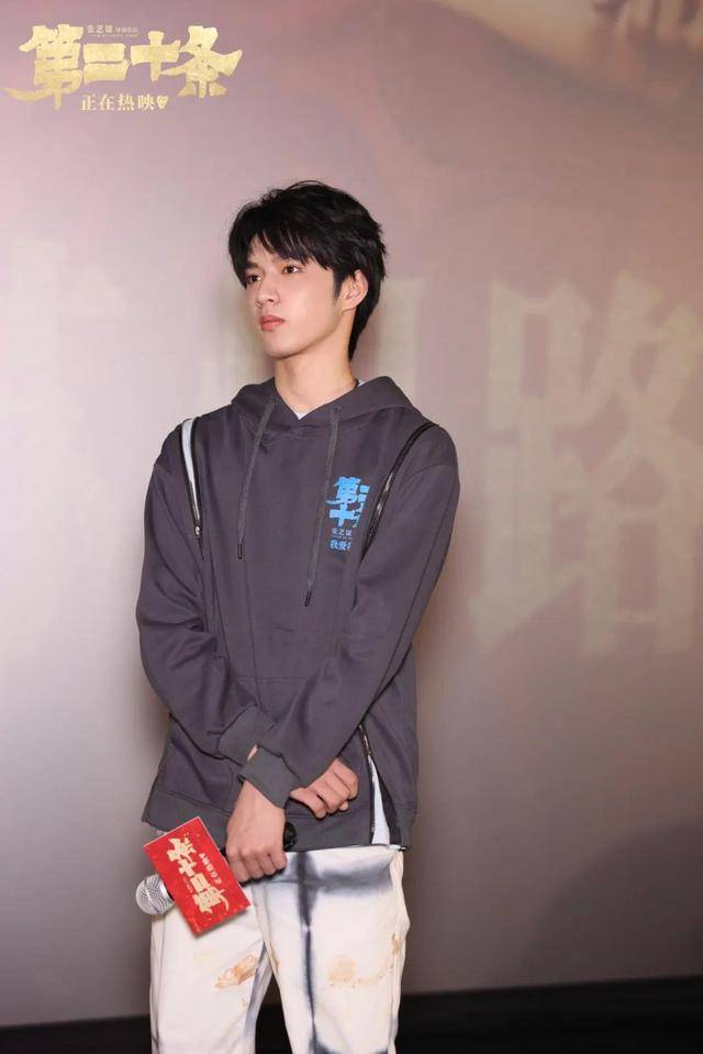 剧组里的每个人都像是家人一样亲密无间,扮演韩雨辰的刘耀文也感觉到