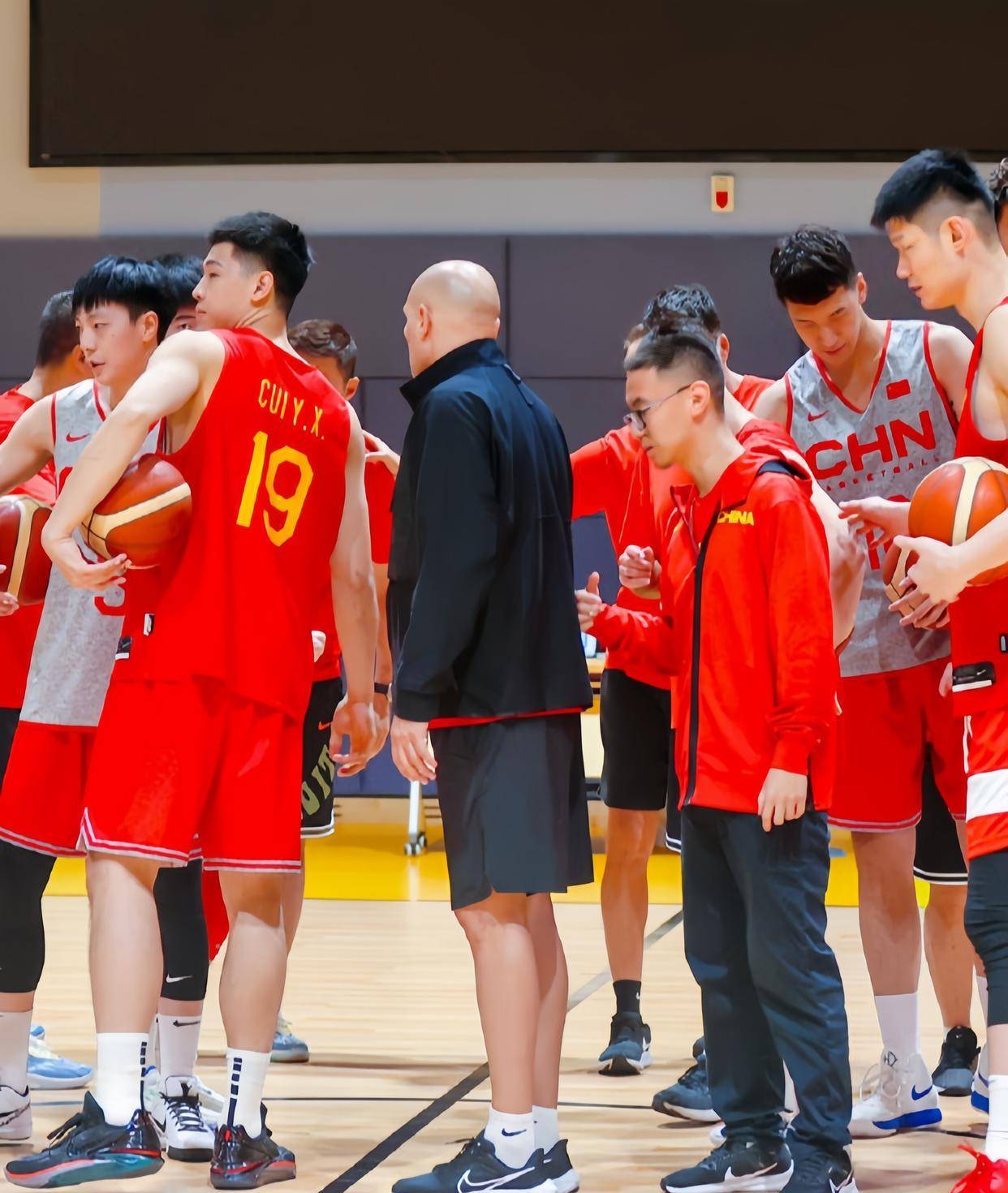 我们男篮集训采访,赵继伟幽默,杨瀚森太逗,王睿泽全是大实话_地方队