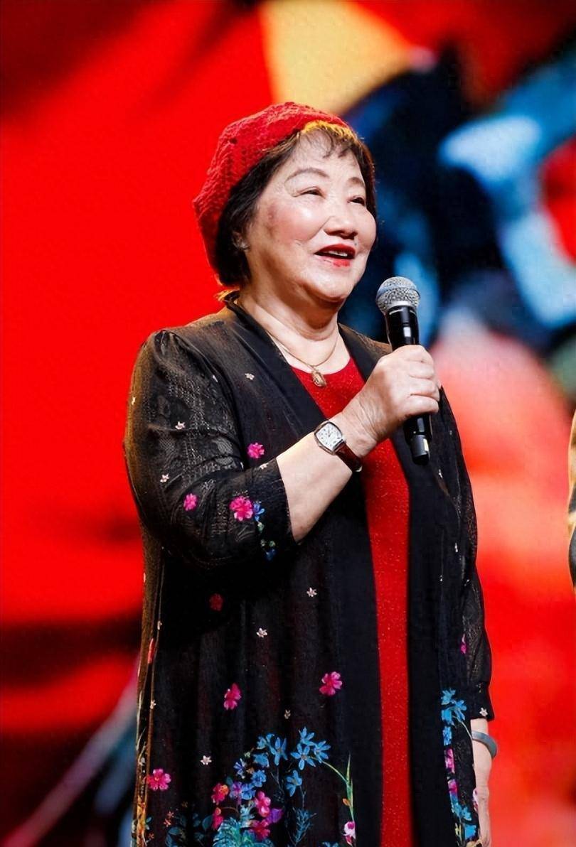 定居美国10余年,78岁却回国"捞金",她凭啥被称"人民家