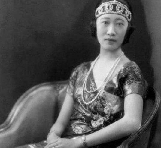 因为黄蕙兰的身体不好,所以就找了老师对她进行死角.
