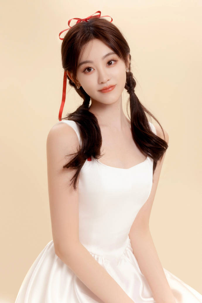 这是祝绪丹拜年晒出的造型,清新时尚的风格,给人一种活泼感,这种穿搭