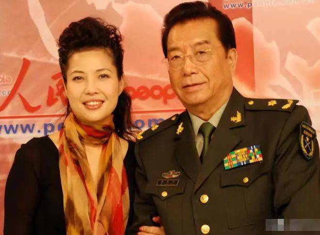 李双江夫妇农村演出,58岁梦鸽打扮粉嫩很少女,台上牵手秀恩爱!