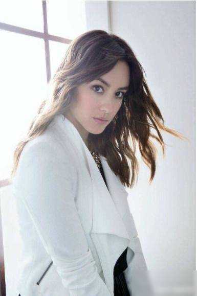 这位特立独行的明星便是汪可盈