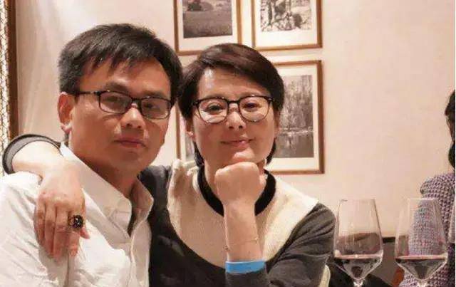 袁立有过三次婚姻,第一次是和她门当户对的配音演员赵岭,第二次是比