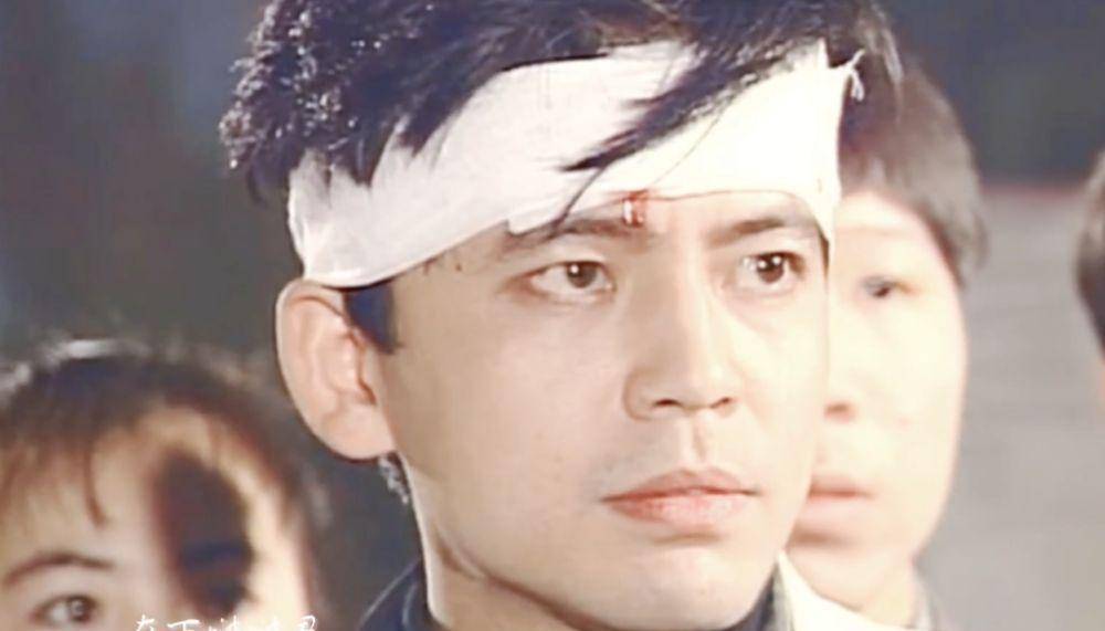 结婚30年,何政军总是拍完戏就回家,洗衣做饭,替妻子