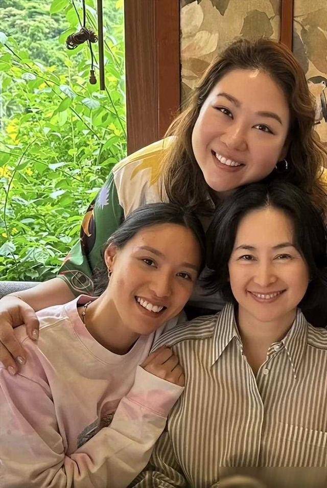 61岁何超琼庆生,在美高梅听五月天唱歌,和干女儿曾昭怡同框出_家族