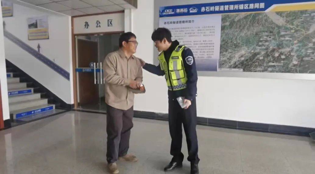 随后,张毅联系隧道口值守人员和高速巡查员钱松青,吴利波