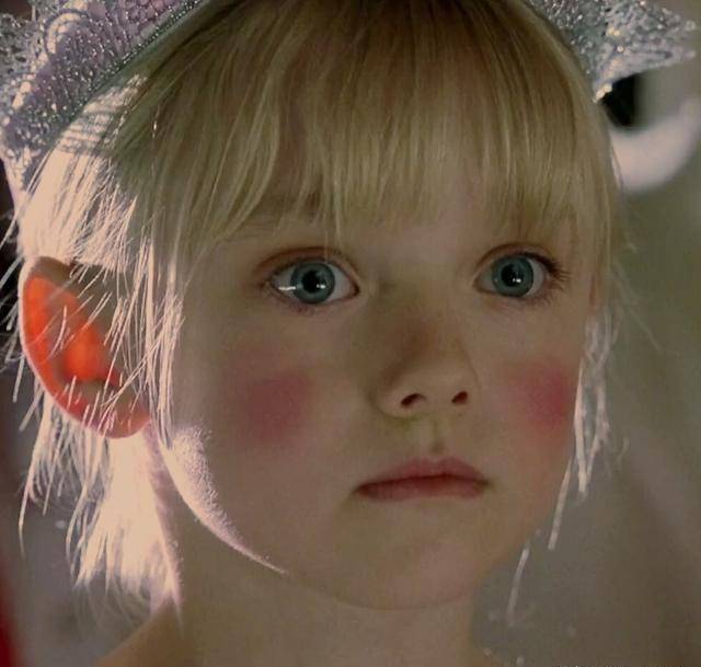 露西的扮演者达科塔·范宁有着白金色的头发和灰蓝色的眼睛,外貌