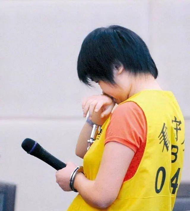 2009年,齐萍萍杀害父母,淡定与尸体共处4天,判刑后喊