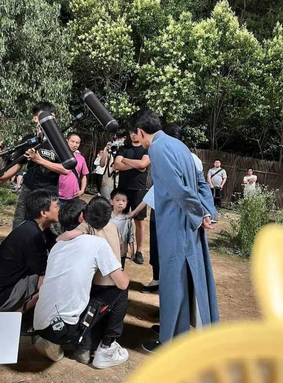 横店上千童漂现状:舍弃学业,带资进组,梦想一夜爆红住