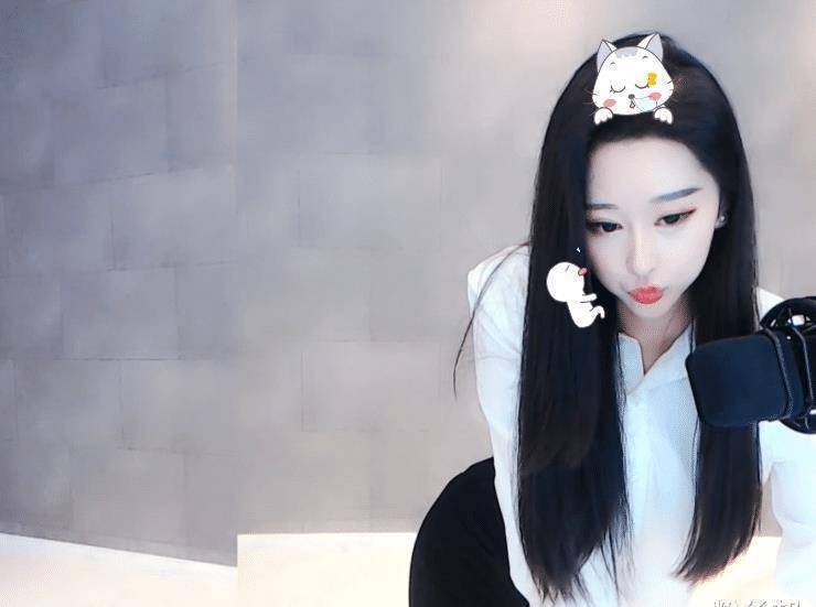 虎牙艺嫣私人照被爆,与豪刷200万榜一恋爱半年,因不愿退网分手_大哥