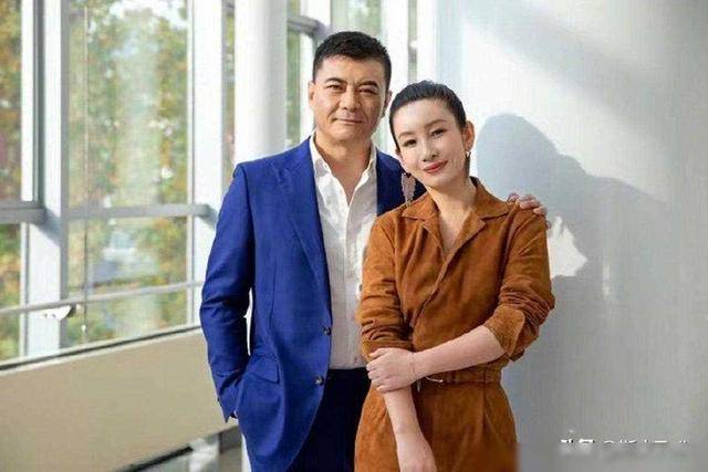 秦海璐"巨婴症儿子"已经9岁,一家人旅游被拍,家庭状态幸福_王新军