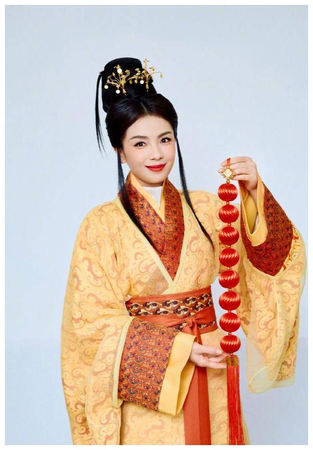 刘涛华服登春晚网友赞叹,民族风华之美,引无数网友点赞!