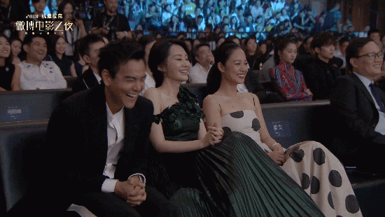 当晚,李冰冰并没有出现在颁奖典礼现场,而是只在微博颁发奖项时上台.