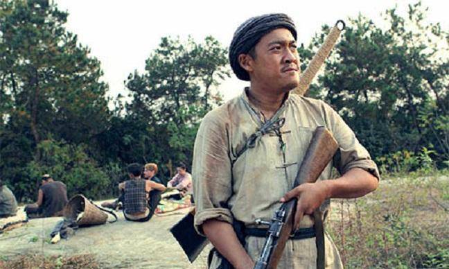 张博宇因为自己很自己的亲生父亲所以不怎么说话,但是对他自己的养父