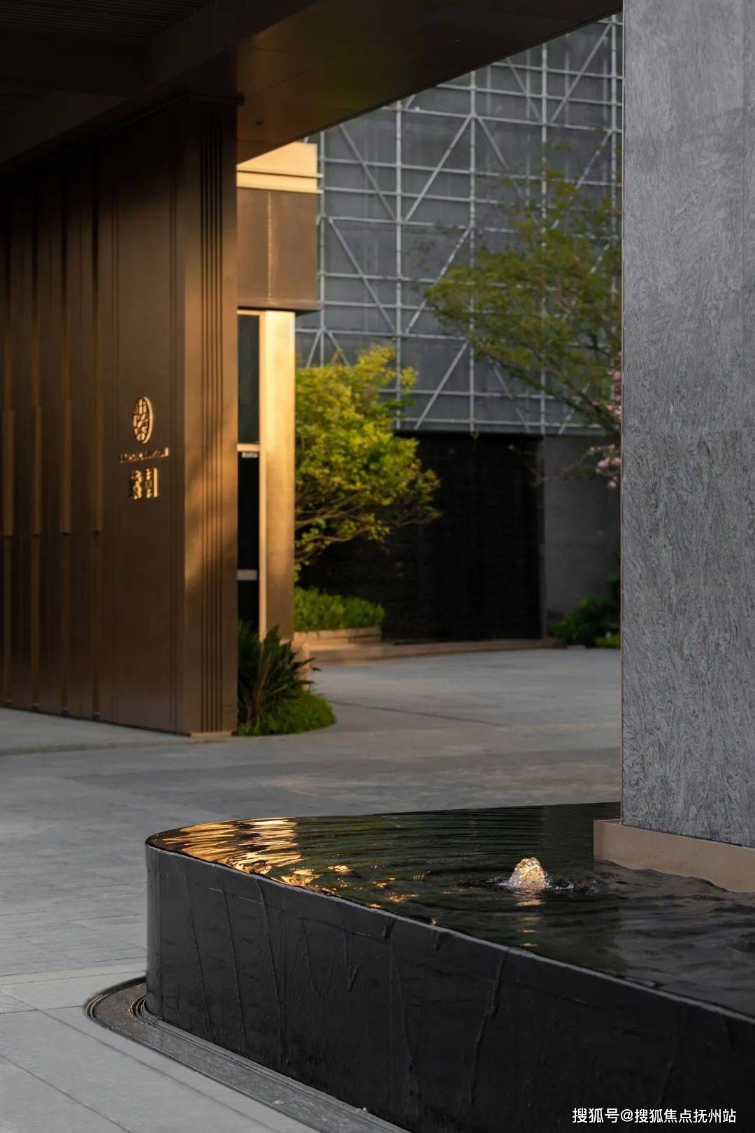 宽约55米的金顶门楼与高约6米的气派门头给予归家最尊崇的守护.