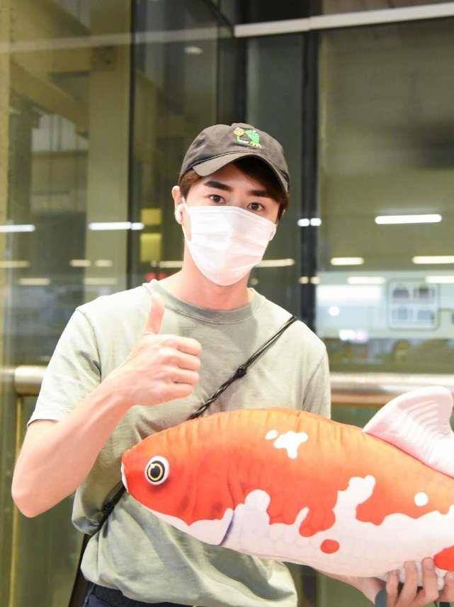 机场被送鱼后杨玏深夜上线为陈屿发文,言辞感人为其