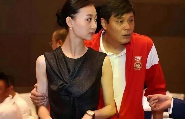 看了范志毅和他的三婚老婆及女儿的亲密合照,你才知道他有多幸福_家庭