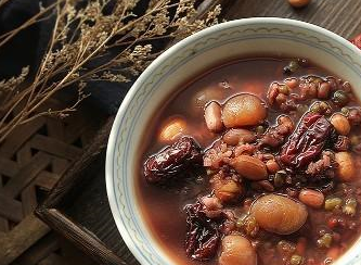 而且吃起来更有营养,可谓是面面俱到,食材多以药膳为主,有花生,豇豆