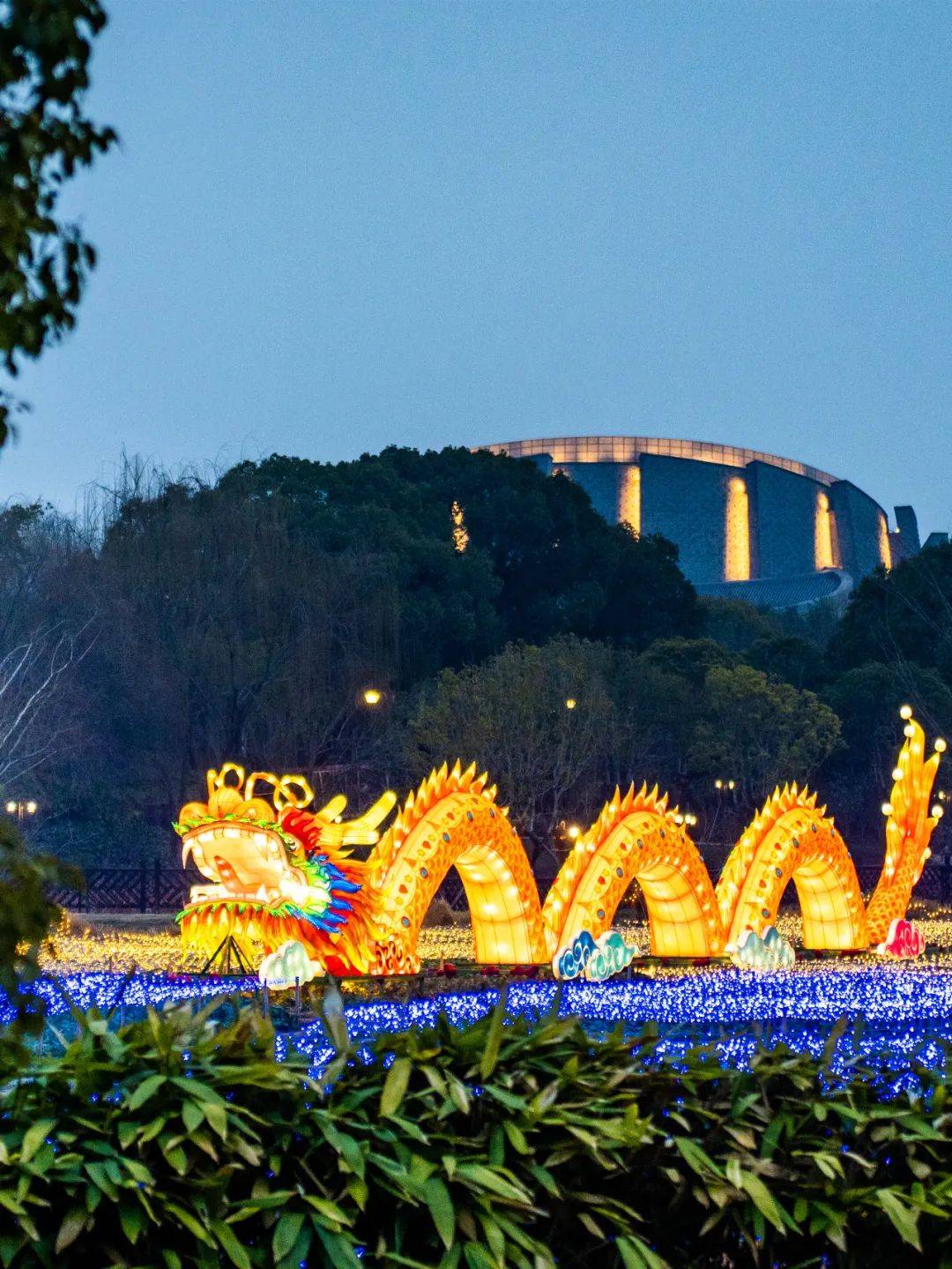 在水上集市吃汤圆,猜灯谜;在昭明书院看花灯……让我们在乌镇度过浪漫