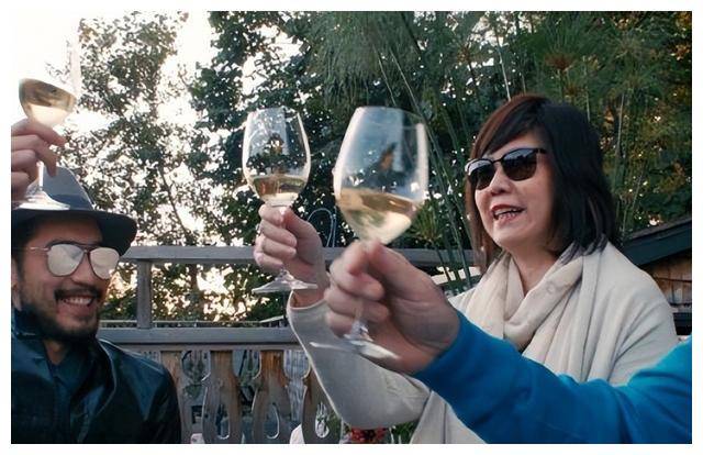 高以翔在内地参加某真人秀节目时突发心脏疾病,倒在了现场的一处花坛