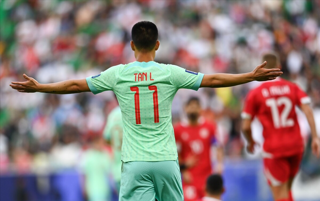 都知道武磊不行,换谁?已经被骂成废物的谭龙?胖成球的艾克森?