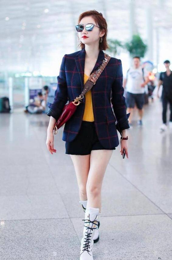 景甜身材真的好,露脐装大秀小蛮腰,难怪粉丝这么宠爱_卫衣_时尚_显得