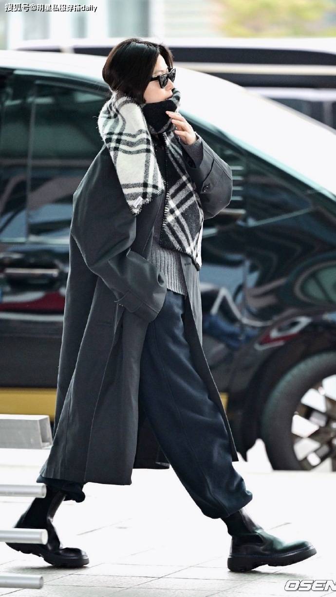 42岁全智贤堪称"风衣女神",一袭风衣搭格纹围巾墨镜,帅气如风_千颂伊