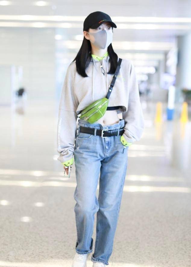 景甜身材真的好,露脐装大秀小蛮腰,难怪粉丝这么宠爱_卫衣_时尚_显得