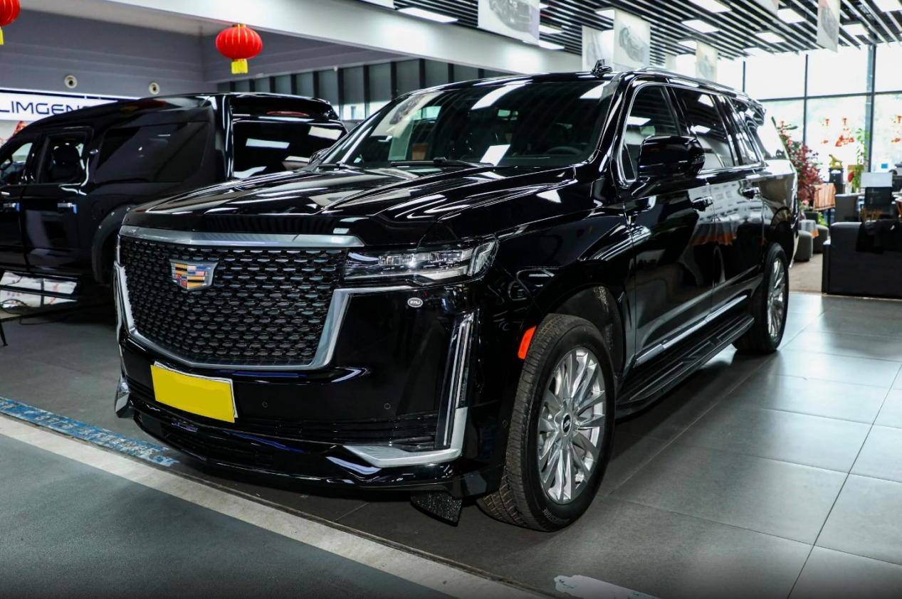 实拍凯迪拉克凯雷德,配v8 10at动力,造型霸气,究竟有多强?