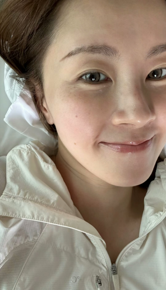 傅颖无惧素颜示人,雀斑照曝光引热议,眼皮下垂难掩岁月痕迹_人们_容貌