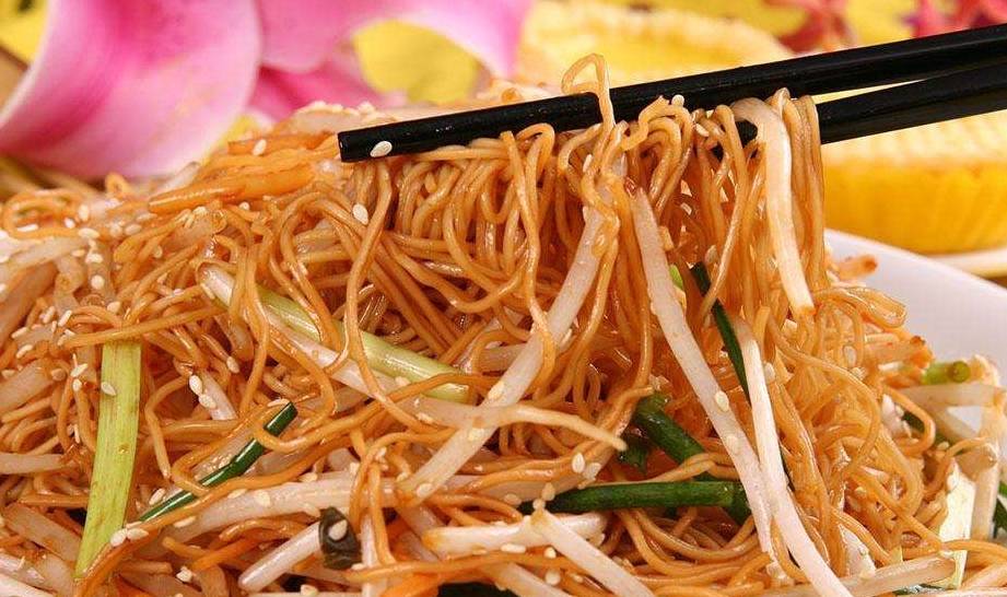 如何做简单又好吃的炒面?面条也能做大餐!_胡萝卜_洋葱_备用