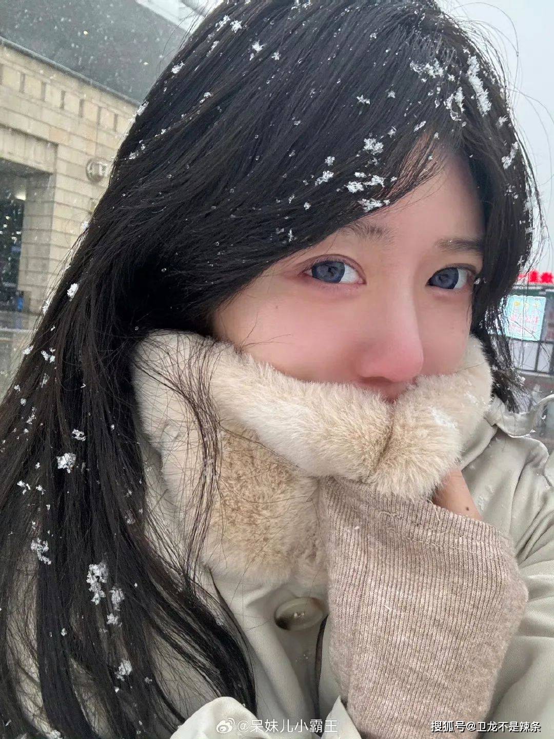 轩子巨2兔惊艳照流出;呆妹儿晒身材照真相竟是充气衣服?