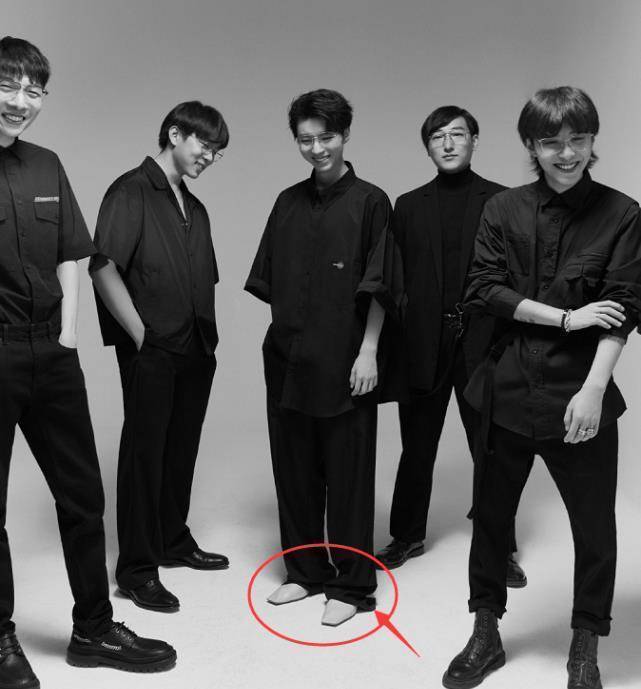 有种烦恼叫王俊凯拍照,为了配合学员身高,脚上鞋子引热议