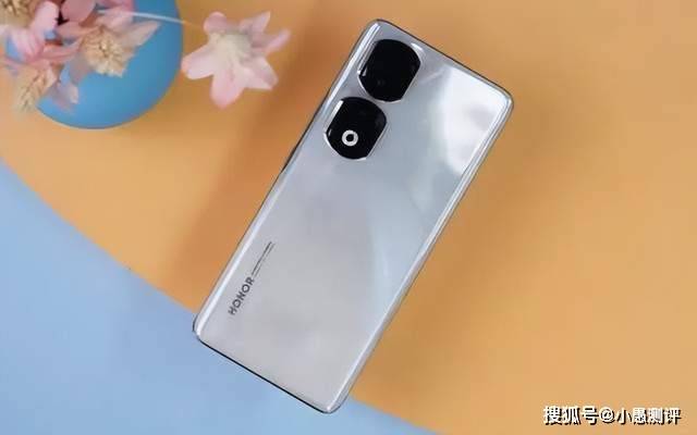 荣耀开年放大招，骁龙8+旗舰价格再创新低，5000mAh+3840Hz调光