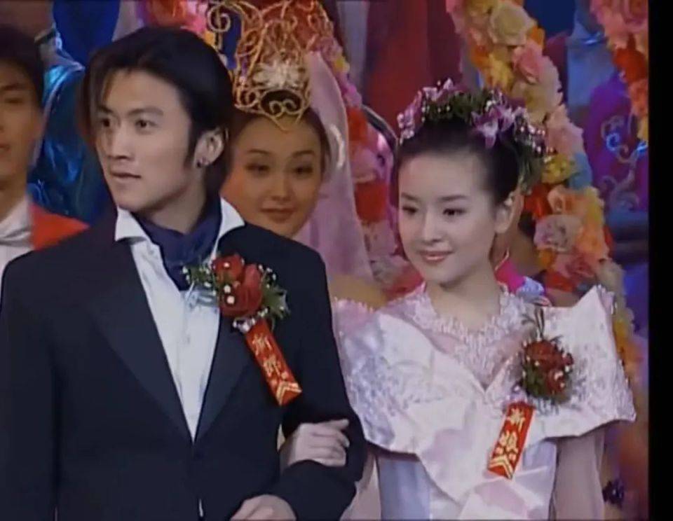 152001年,春晚继续前一年的金童玉女路线,请来梁朝伟张曼玉共唱《花样