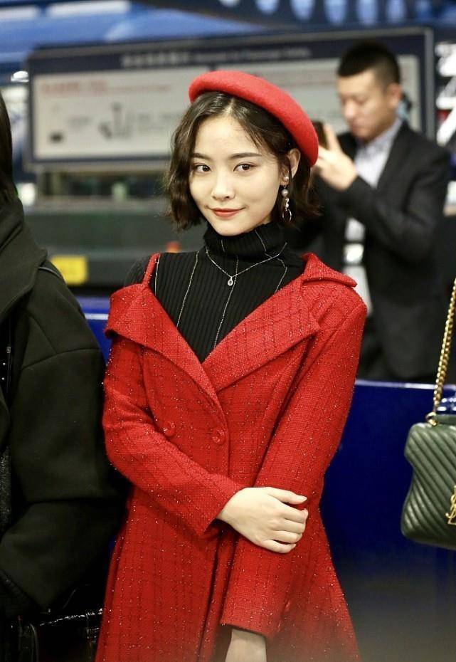 snh48许佳琪挺懂穿搭的,红色贝雷帽配复古大衣裙,好减龄啊_造型_气质