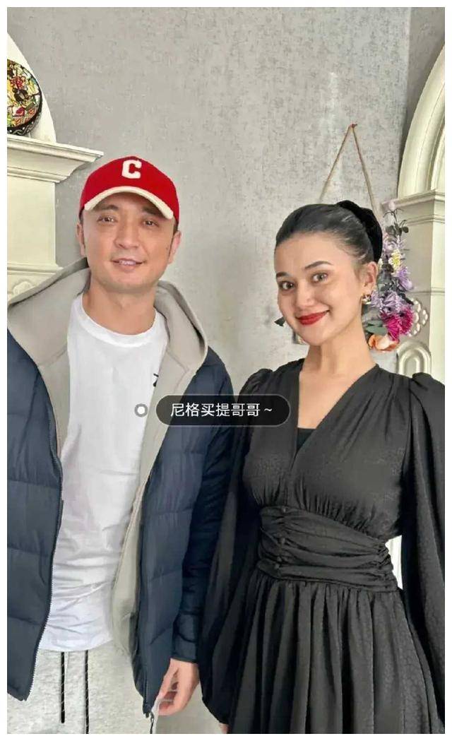 新疆满大街都是迪丽热巴!小尼的妹妹美若仙女,尽显华裔风采.