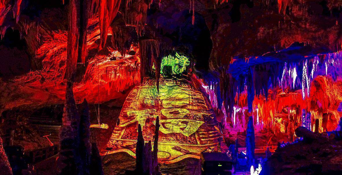 神农宫是由溶洞和地下河组成的,洞内钟乳石丰富,生物资源品种多样