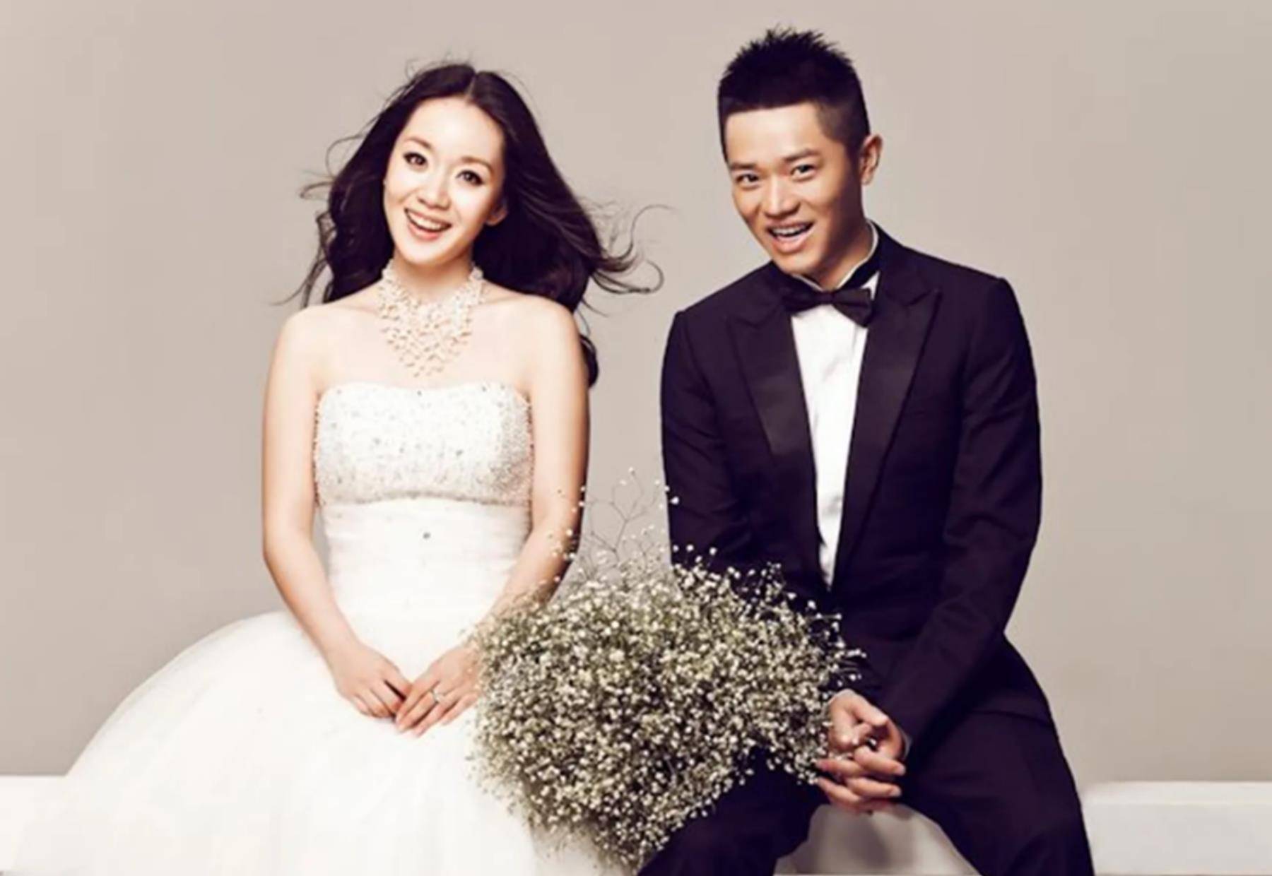 有种"整容"叫凤凰传奇,合作23年曾毅没变化,玲花却像变了个人_时候